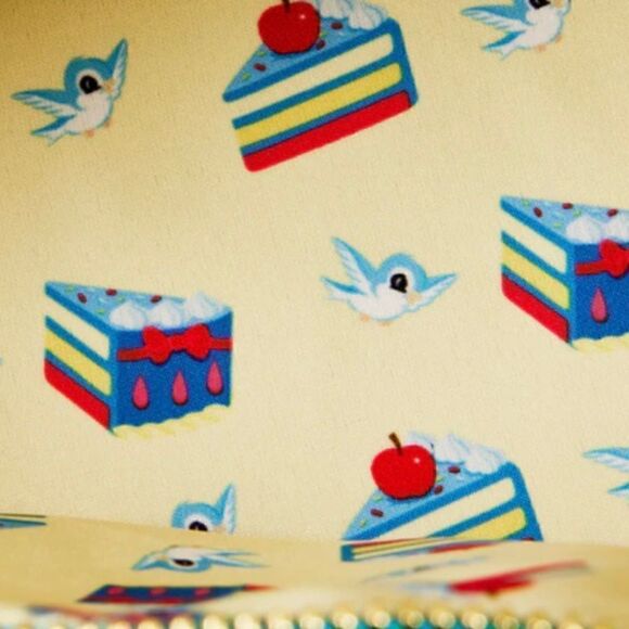 Snow White Cake Bundle!! Crossbody Bag, Card Wallet & Key Chain NEW Loungefly - Picture 10 of 11